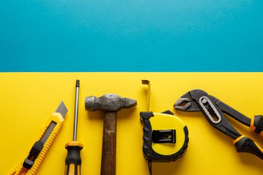 Tahtadaki aletler fotokopi alanı içeriyor. Ev yenileme konsepti.