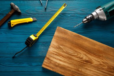 Mavi üniformalı tamirci otomatik tornavidayla çalışıyor. Ev yenileme konsepti.