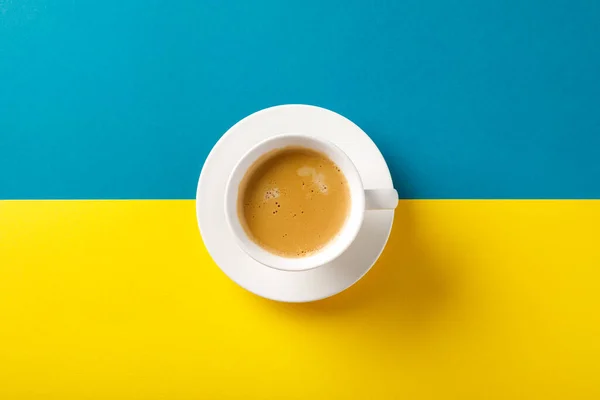Café Negro Una Taza Sobre Bandera Ucrania Fondo Azul Amarillo — Foto de Stock