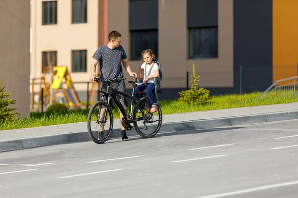 Father Riding Bike Son Bike Seat —  Fotos de Stock