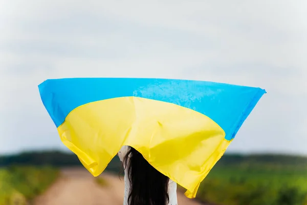 Mujer Con Bandera Ucraniana Campo Trigo Feliz Niño Celebrando Día —  Fotos de Stock