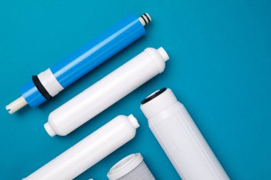 Açık mavi arkaplandaki su için fişekleri filtrele. Ters osmoz su arıtma sisteminin kurulumu.