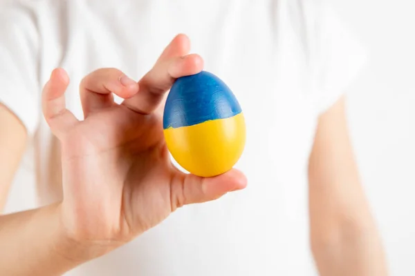 Κοριτσάκι Που Κρατάει Πασχαλινά Αυγά Μπλε Και Κίτρινο Φόντο Πασχαλινά — Φωτογραφία Αρχείου