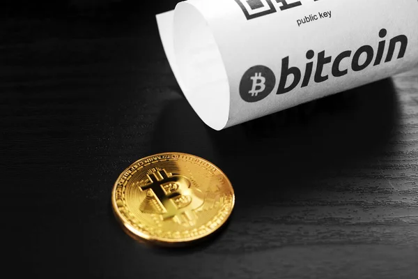 Koin Crypto Mata Uang Bitcoin Terletak Pada Latar Belakang Keyboard — Stok Foto