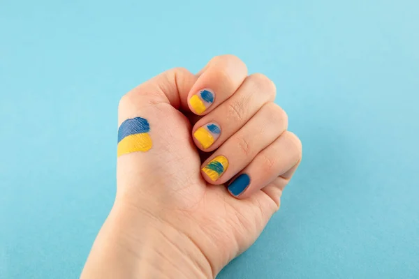 Geel Blauw Manicure Achtergrond Van Oekraïense Vlag Stockafbeelding