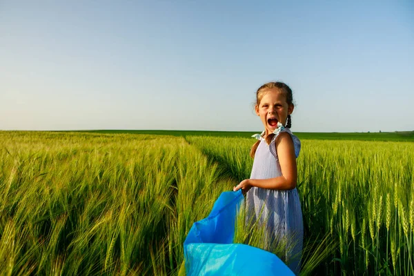 Buğday Tarlasında Ukrayna Bayrağı Taşıyan Küçük Kız Bağımsızlık Günü Kutlayan — Stok fotoğraf