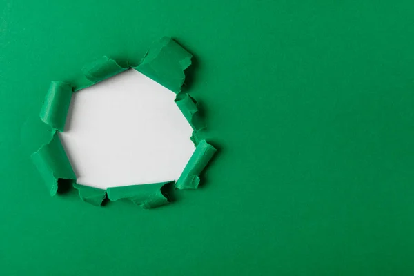 Groen Gat Het Papier Met Gescheurde Zijkanten — Stockfoto