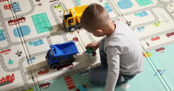 Eğitici Oyuncak Blokları Olan Komik Bir Çocuk Çocuklar Kreşte Anaokulunda — Stok video