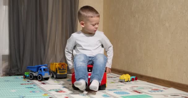 Vtipný Chlapeček Vzdělávacími Hračkami Děti Hrají Školce Nebo Školce Zahrávat — Stock video