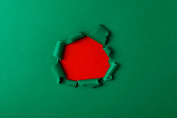 Kağıtta Yırtık Kenarlı Yeşil Delik — Stok fotoğraf