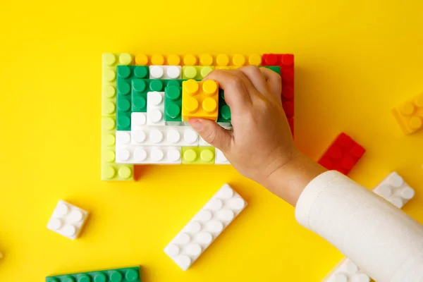 Hand Stapelen Van Kleurrijke Plastic Blok Het Kind Speelt Met — Stockfoto