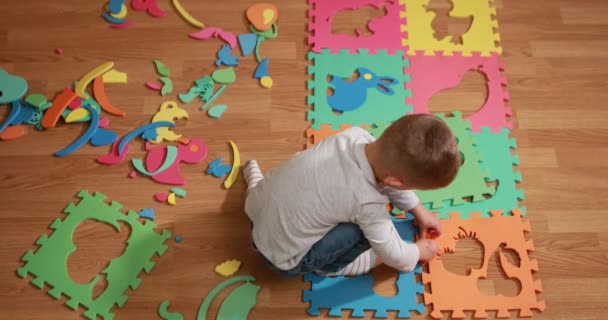 Kind Spielt Mit Schaumstoff Puzzle Matte Lernen Abc Alphabet Studie — Stockvideo