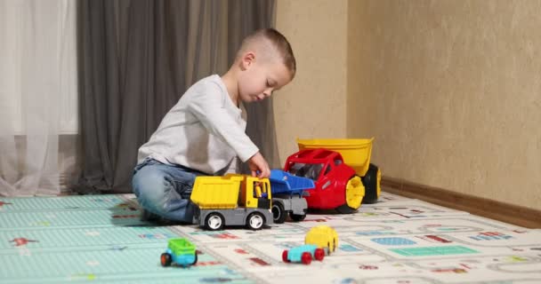 Menino Engraçado Com Blocos Brinquedos Educativos Crianças Brincam Creche Pré — Vídeo de Stock
