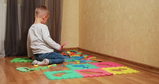 Dziecko Bawiące Się Pianką Puzzle Mat Learning Abc Alfabet Study — Wideo stockowe