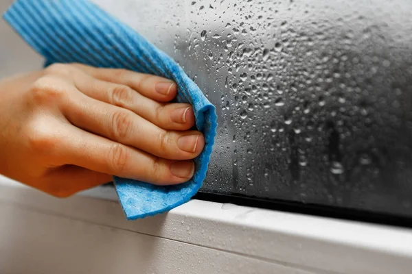 집안의 습도가 손으로 플라스틱 유리창에서 응결을 가정의 — 스톡 사진