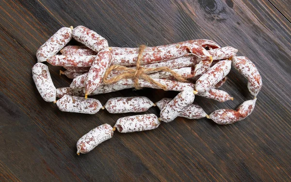 萨拉米香肠上木制的背景 — 图库照片