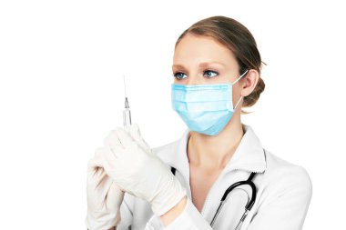 Steteskoplu ve şırıngalı bir kadın doktor, beyaz arka planda izole edilmiş.