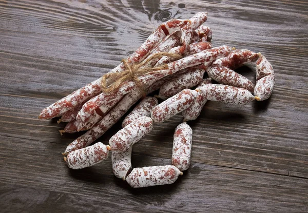 Колбаски Салями Деревянном Фоне — стоковое фото