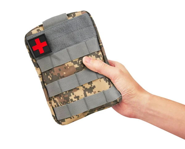 陸軍応急処置キットの手に白い背景に隔離 — ストック写真