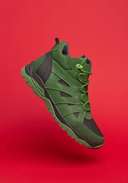 Kırmızı Arkaplanda Yeşil Ayakkabılar — Stok fotoğraf
