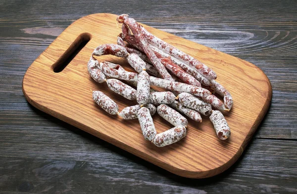 Колбаски Салями Деревянном Фоне — стоковое фото