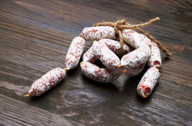 Salam sosis ahşap arka plan üzerinde