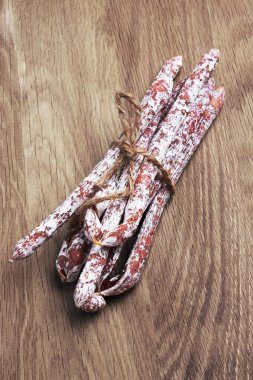 Salam sosis ahşap arka plan üzerinde