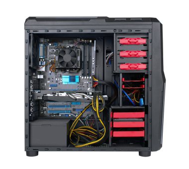 Masaüstü bilgisayarı ve görünen bileşenleri, beyaz arkaplanda izole edildi