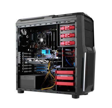 Masaüstü bilgisayarı ve görünen bileşenleri, beyaz arkaplanda izole edildi