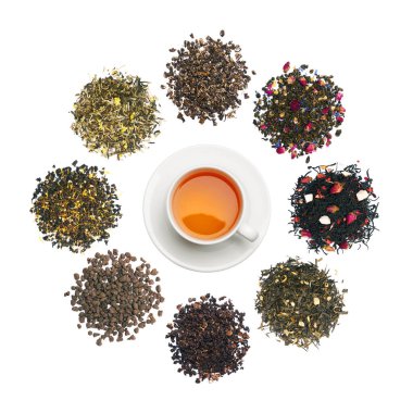 Beyaz arka planda izole edilmiş bir fincan çay etrafında çay fincanları.