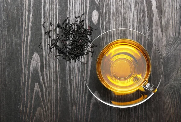 暗い木の背景にお茶のカップ — ストック写真