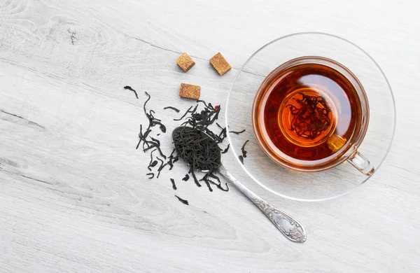 軽い木の背景にお茶とスプーン 砂糖のカップ — ストック写真