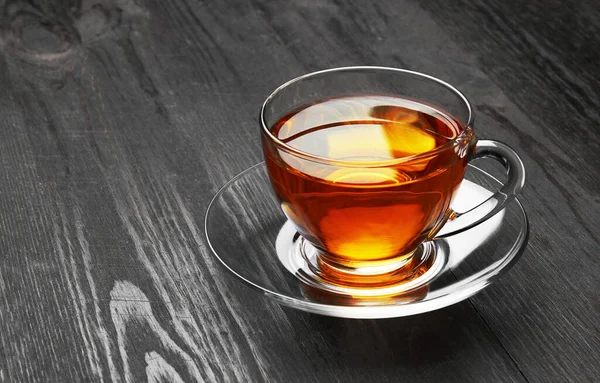 Koyu Ahşap Arka Planda Bir Fincan Çay — Stok fotoğraf