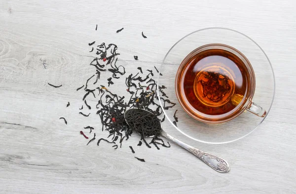 Hafif Ahşap Arka Planda Bir Fincan Çay Kaşık — Stok fotoğraf
