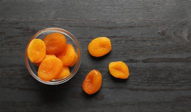 Ahşap arka planda kurumuş kayısılar.