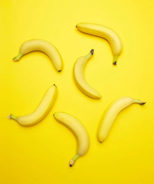 Plátanos Sobre Fondo Amarillo — Foto de Stock
