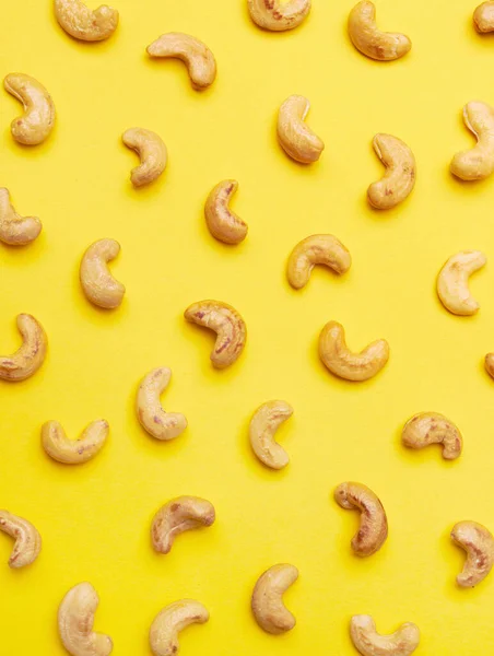 黄色の背景にカシューナッツ — ストック写真