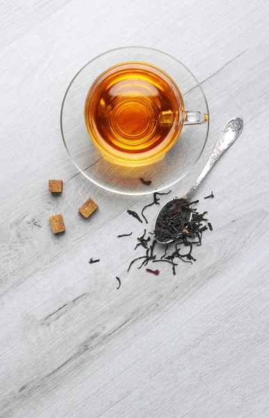 軽い木の背景にお茶とスプーン 砂糖のカップ — ストック写真