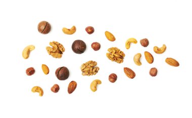 Fındık karışımı. Fındık, macadamia, badem, ceviz, kaju, beyaz arka planda izole edilmiş. Üst görünüm.
