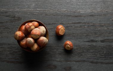 Ahşap arka plan üzerinde fındık