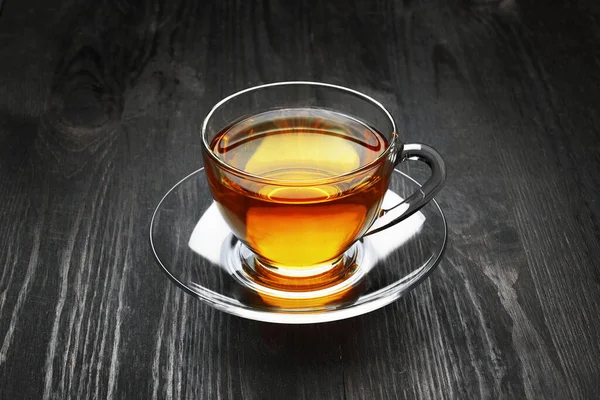 Cup Tea Een Donkere Houten Ondergrond — Stockfoto