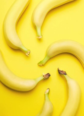 Sarı arka planda muzlar