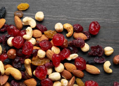 Fındık ve kurutulmuş meyve. Fındık, ceviz, kaju, badem, kuru üzüm, kızılcık, kiraz, ahşap arka planda..