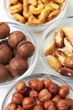 Bir kase dolusu fındık. Fındık, macadamia, kaju, Brezilya fındığı, beyaz arka planda.. 