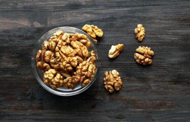 Ahşap bir arka planda ceviz kasesi