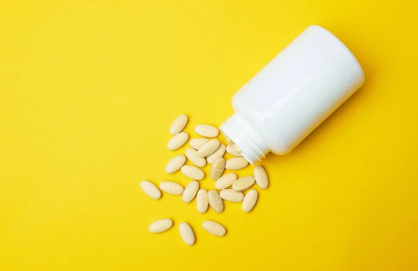 Tabletki Butelką Żółtym Tle — Zdjęcie stockowe