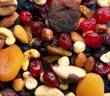 Fındık ve kurutulmuş meyve. Fındık, kaju, fındık, badem, kurutulmuş kayısı, kuru üzüm, kızılcık, vişne. Kapat..