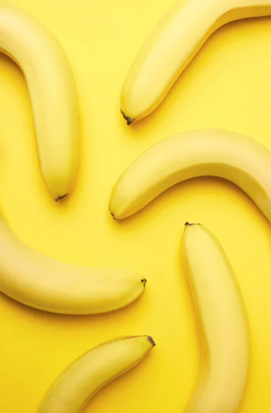 Plátanos Sobre Fondo Amarillo — Foto de Stock