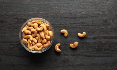 Ahşap bir arka planda kasede fındık.