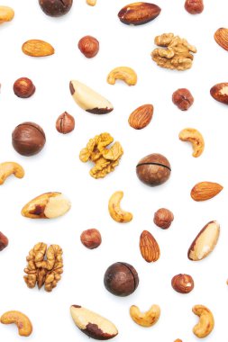 Fındık karışımı. Fındık, macadamia, badem, ceviz, ceviz, fındık, beyaz arka planda izole edilmiş. Üst görünüm.